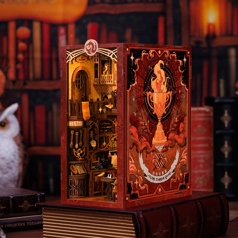 Book Nooks - Flame Common Room, un kit créatif pour construire un diorama miniature. Parfait pour décorer une bibliothèque ou comme cadeau original pour un amoureux des livres. Par Nookette.
