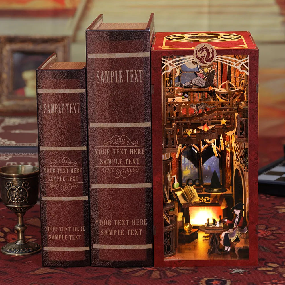 Book Nooks - Flame Common Room, un kit créatif pour construire un diorama miniature. Parfait pour décorer une bibliothèque ou comme cadeau original pour un amoureux des livres. Par Nookette.