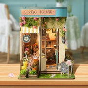 Book Nook - Florist's On Spring Island, un kit créatif pour construire un diorama miniature. Parfait pour décorer une bibliothèque ou comme cadeau original pour un amoureux des livres. Par Nookette.