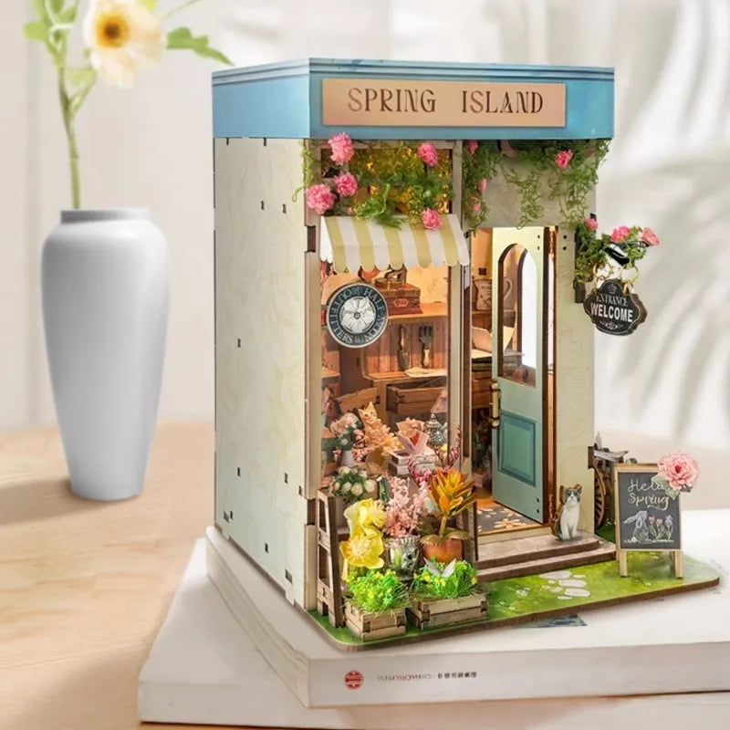 Book Nook - Florist's On Spring Island, un kit créatif pour construire un diorama miniature. Parfait pour décorer une bibliothèque ou comme cadeau original pour un amoureux des livres. Par Nookette.