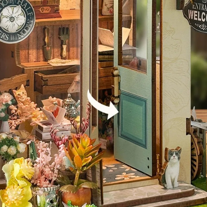 Book Nook - Florist's On Spring Island, un kit créatif pour construire un diorama miniature. Parfait pour décorer une bibliothèque ou comme cadeau original pour un amoureux des livres. Par Nookette.