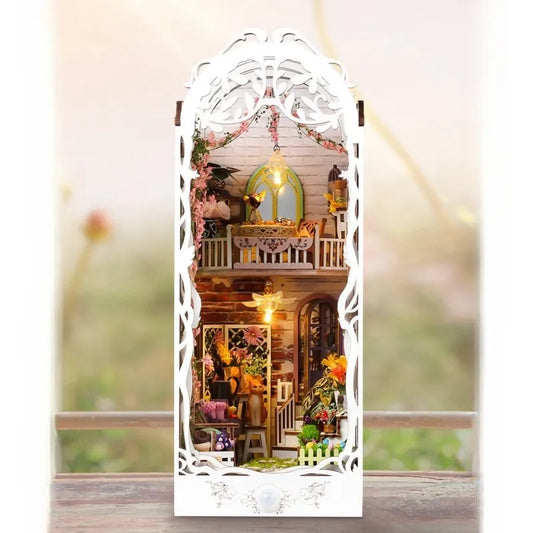 Book Nook - Flower House, un kit créatif pour construire un diorama miniature. Parfait pour décorer une bibliothèque ou comme cadeau original pour un amoureux des livres. Par Nookette.
