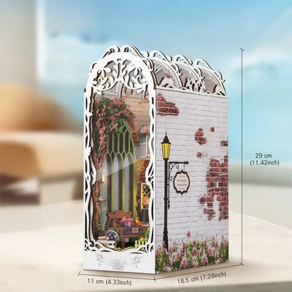 Book Nook - Flower House, un kit créatif pour construire un diorama miniature. Parfait pour décorer une bibliothèque ou comme cadeau original pour un amoureux des livres. Par Nookette.