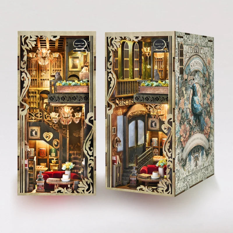 Book Nook - Four Seasons Coffee, un kit créatif pour construire un diorama miniature. Parfait pour décorer une bibliothèque ou comme cadeau original pour un amoureux des livres. Par Nookette.