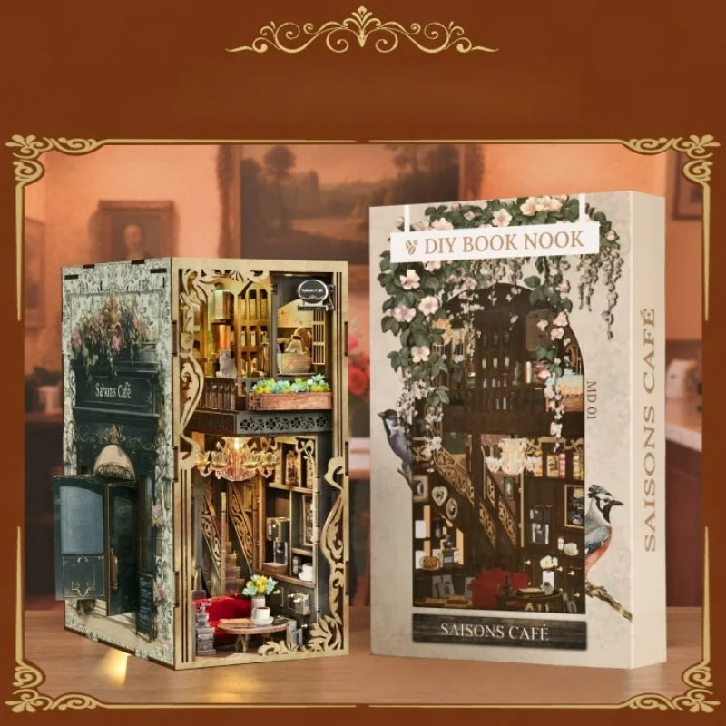 Book Nook - Four Seasons Coffee, un kit créatif pour construire un diorama miniature. Parfait pour décorer une bibliothèque ou comme cadeau original pour un amoureux des livres. Par Nookette.