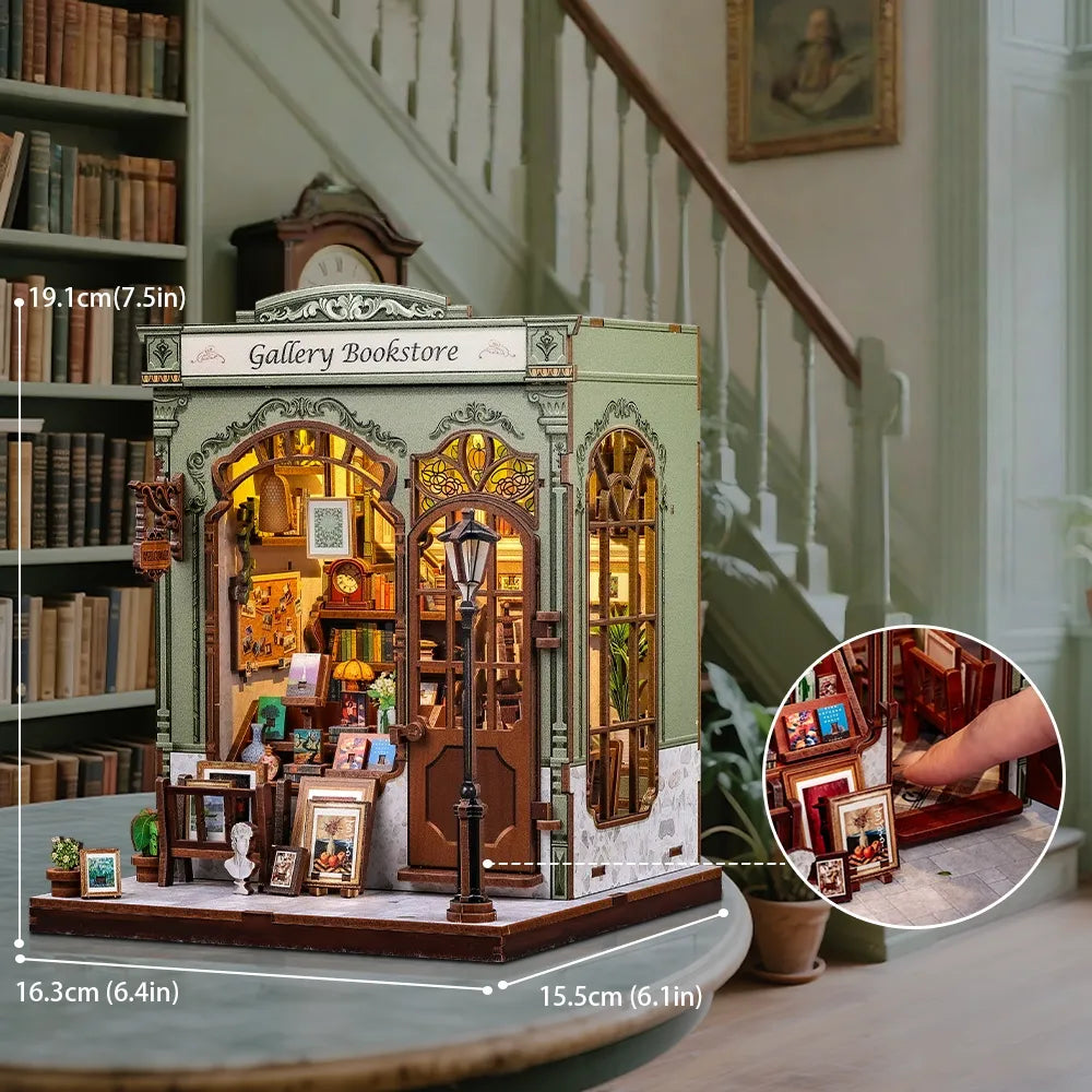 Book Nook - Gallery Bookstore, un kit créatif pour construire un diorama miniature. Parfait pour décorer une bibliothèque ou comme cadeau original pour un amoureux des livres. Par Nookette.