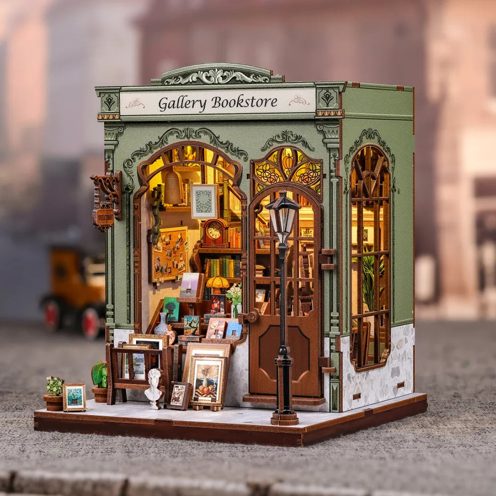 Book Nook - Gallery Bookstore, un kit créatif pour construire un diorama miniature. Parfait pour décorer une bibliothèque ou comme cadeau original pour un amoureux des livres. Par Nookette.