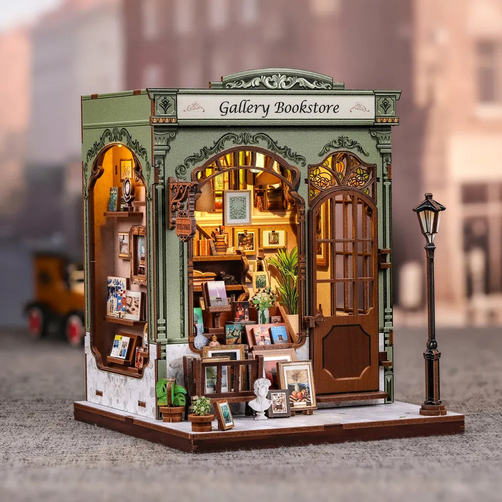 Book Nook - Gallery Bookstore, un kit créatif pour construire un diorama miniature. Parfait pour décorer une bibliothèque ou comme cadeau original pour un amoureux des livres. Par Nookette.