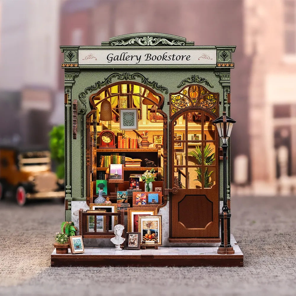 Book Nook - Gallery Bookstore, un kit créatif pour construire un diorama miniature. Parfait pour décorer une bibliothèque ou comme cadeau original pour un amoureux des livres. Par Nookette.