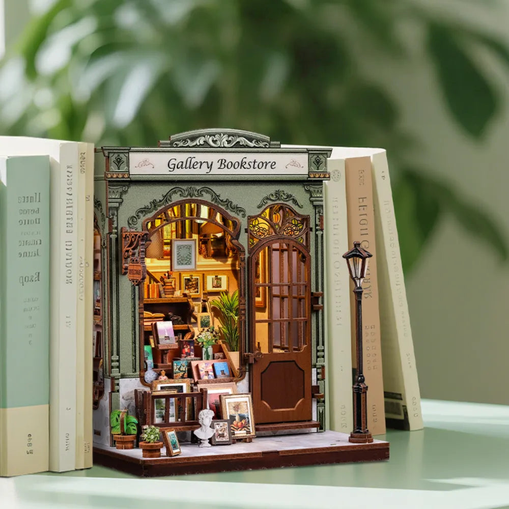 Book Nook - Gallery Bookstore, un kit créatif pour construire un diorama miniature. Parfait pour décorer une bibliothèque ou comme cadeau original pour un amoureux des livres. Par Nookette.