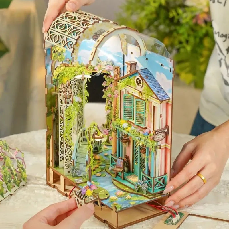 Book Nook - Giverny Garden, un kit créatif pour construire un diorama miniature. Parfait pour décorer une bibliothèque ou comme cadeau original pour un amoureux des livres. Par Nookette.