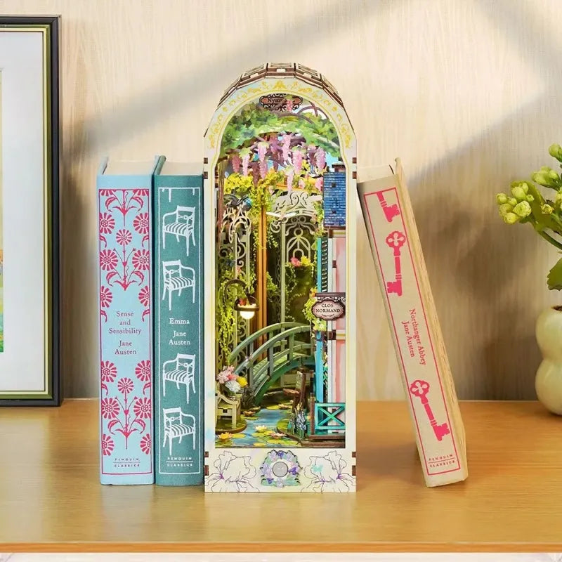 Book Nook - Giverny Garden, un kit créatif pour construire un diorama miniature. Parfait pour décorer une bibliothèque ou comme cadeau original pour un amoureux des livres. Par Nookette.