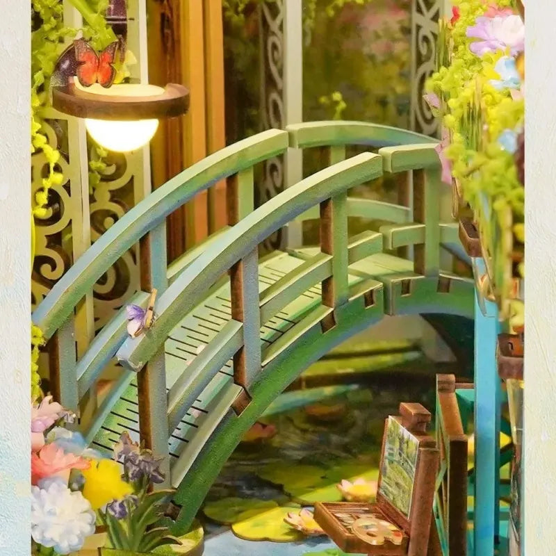 Book Nook - Giverny Garden, un kit créatif pour construire un diorama miniature. Parfait pour décorer une bibliothèque ou comme cadeau original pour un amoureux des livres. Par Nookette.