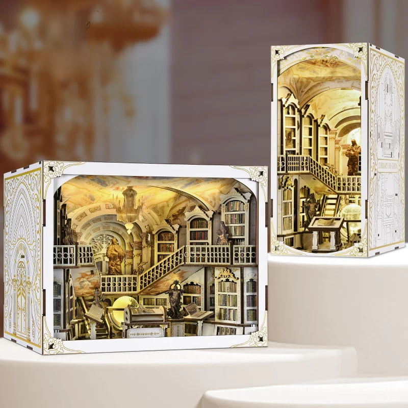 Book Nook - Library of Gods Max, un kit créatif pour construire un diorama miniature. Parfait pour décorer une bibliothèque ou comme cadeau original pour un amoureux des livres. Par Nookette.