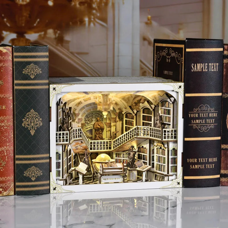 Book Nook - Library of Gods Max, un kit créatif pour construire un diorama miniature. Parfait pour décorer une bibliothèque ou comme cadeau original pour un amoureux des livres. Par Nookette.