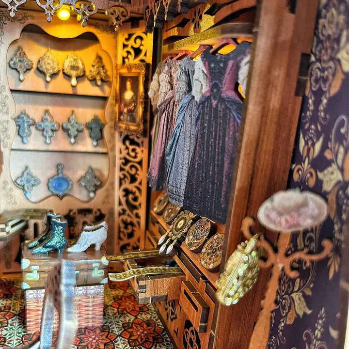 Book Nook - Gorgeous Wardrobe of Duchess, un kit créatif pour construire un diorama miniature. Parfait pour décorer une bibliothèque ou comme cadeau original pour un amoureux des livres. Par Nookette.