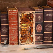 Book Nook - Gorgeous Wardrobe of Duchess, un kit créatif pour construire un diorama miniature. Parfait pour décorer une bibliothèque ou comme cadeau original pour un amoureux des livres. Par Nookette.