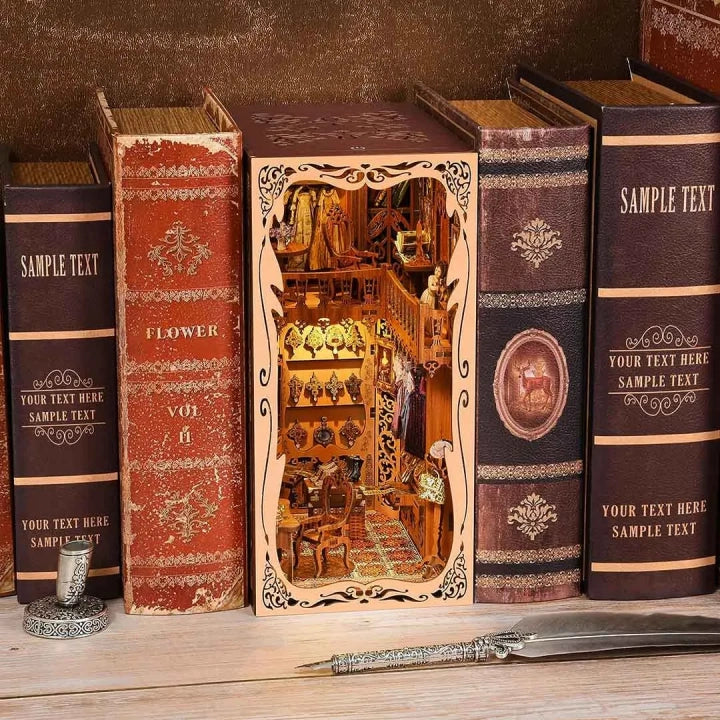 Book Nook - Gorgeous Wardrobe of Duchess, un kit créatif pour construire un diorama miniature. Parfait pour décorer une bibliothèque ou comme cadeau original pour un amoureux des livres. Par Nookette.