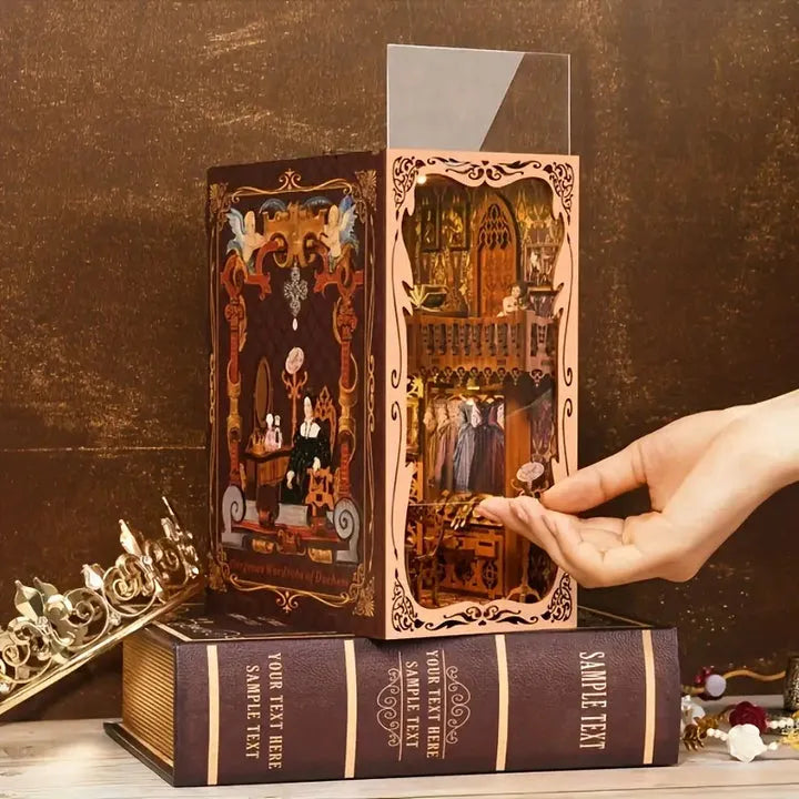 Book Nook - Gorgeous Wardrobe of Duchess, un kit créatif pour construire un diorama miniature. Parfait pour décorer une bibliothèque ou comme cadeau original pour un amoureux des livres. Par Nookette.