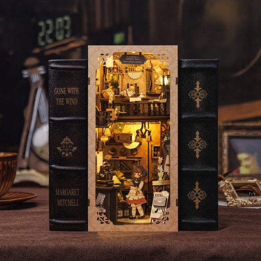 Book Nook | Grandfather's Antique Store, un kit créatif pour construire un diorama miniature. Parfait pour décorer une bibliothèque ou comme cadeau original pour un amoureux des livres. Par Nookette.
