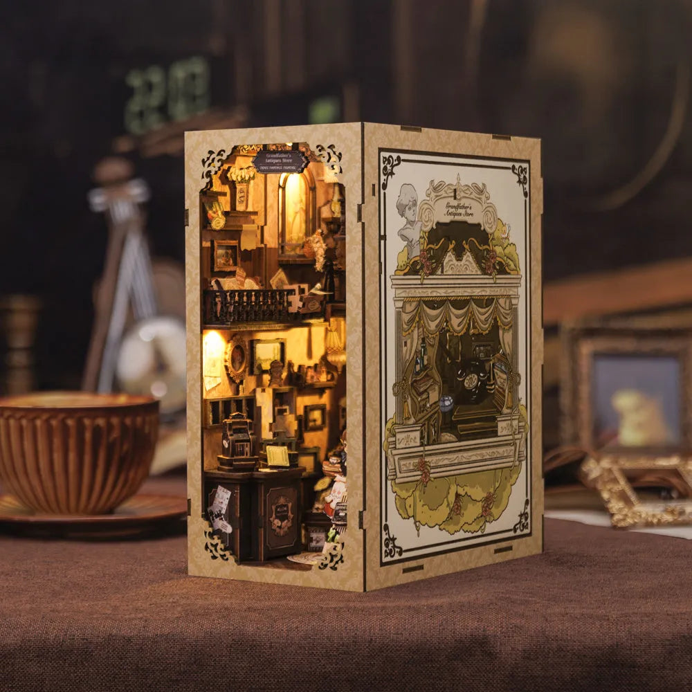 Book Nook | Grandfather's Antique Store, un kit créatif pour construire un diorama miniature. Parfait pour décorer une bibliothèque ou comme cadeau original pour un amoureux des livres. Par Nookette.