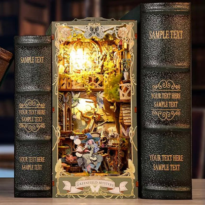 Book Nook - Green Fairyland, un kit créatif pour construire un diorama miniature. Parfait pour décorer une bibliothèque ou comme cadeau original pour un amoureux des livres. Par Nookette.