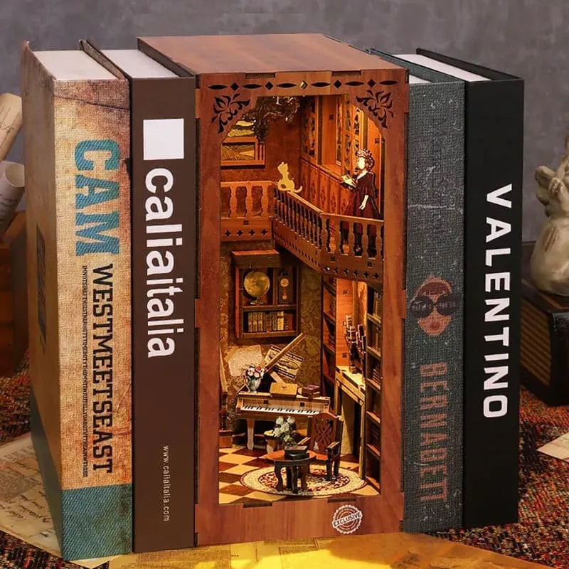 Book Nook - Grimm's Small Building, un kit créatif pour construire un diorama miniature. Parfait pour décorer une bibliothèque ou comme cadeau original pour un amoureux des livres. Par Nookette.