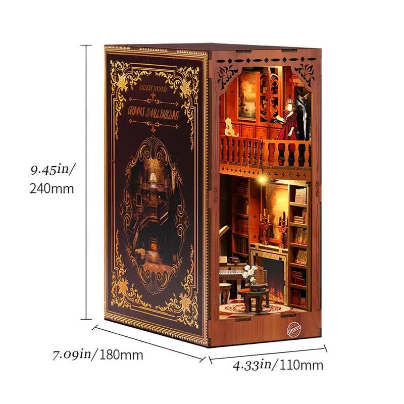 Book Nook - Grimm's Small Building, un kit créatif pour construire un diorama miniature. Parfait pour décorer une bibliothèque ou comme cadeau original pour un amoureux des livres. Par Nookette.