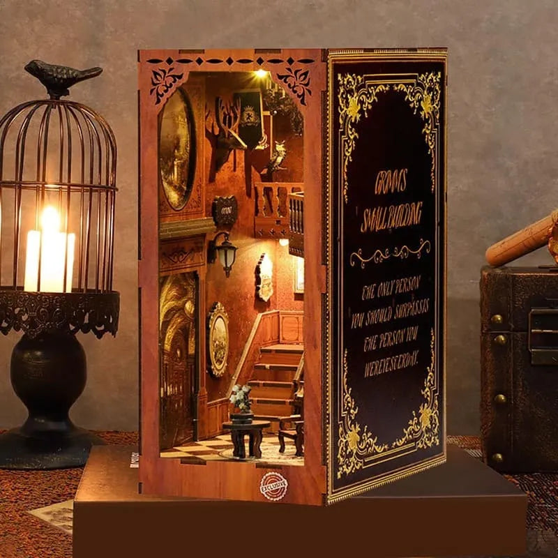 Book Nook - Grimm's Small Building, un kit créatif pour construire un diorama miniature. Parfait pour décorer une bibliothèque ou comme cadeau original pour un amoureux des livres. Par Nookette.