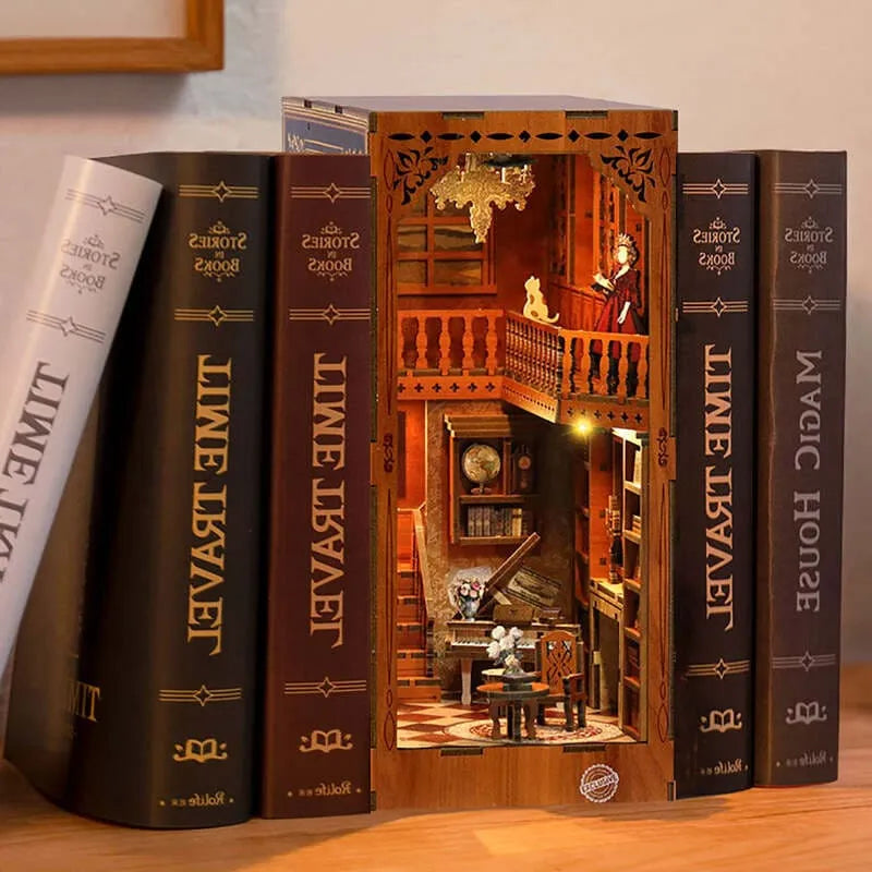 Book Nook - Grimm's Small Building, un kit créatif pour construire un diorama miniature. Parfait pour décorer une bibliothèque ou comme cadeau original pour un amoureux des livres. Par Nookette.