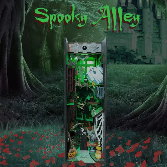 Booknook - Halloween Alley, un kit créatif pour construire un diorama miniature. Parfait pour décorer une bibliothèque ou comme cadeau original pour un amoureux des livres. Par Nookette.