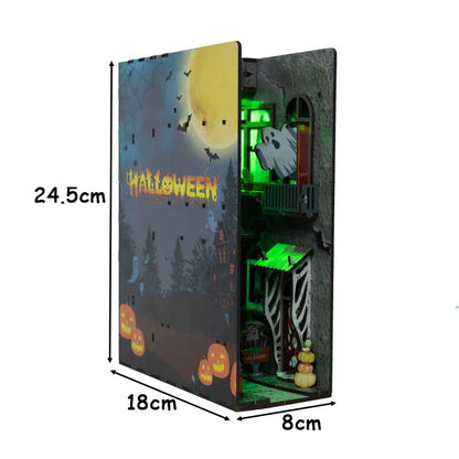 Booknook - Halloween Alley, un kit créatif pour construire un diorama miniature. Parfait pour décorer une bibliothèque ou comme cadeau original pour un amoureux des livres. Par Nookette.