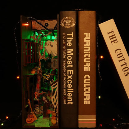 Booknook - Halloween Alley, un kit créatif pour construire un diorama miniature. Parfait pour décorer une bibliothèque ou comme cadeau original pour un amoureux des livres. Par Nookette.