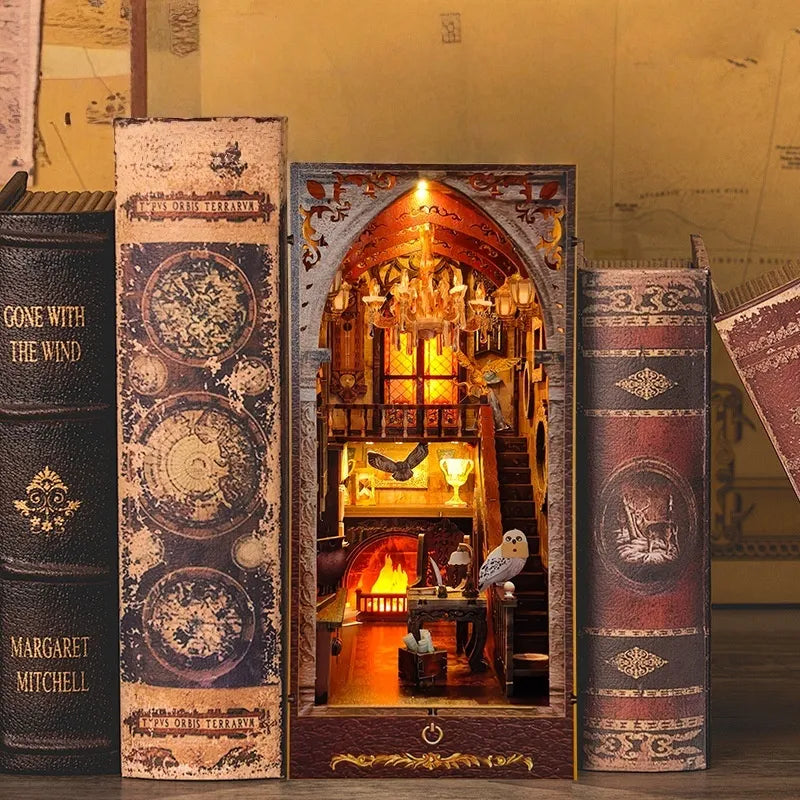 Book Nook - Harry Potter, un kit créatif pour construire un diorama miniature. Parfait pour décorer une bibliothèque ou comme cadeau original pour un amoureux des livres. Par Nookette.