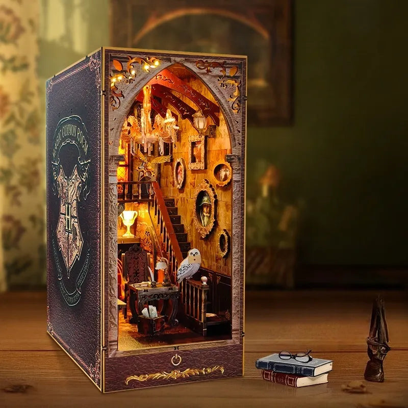 Book Nook - Harry Potter, un kit créatif pour construire un diorama miniature. Parfait pour décorer une bibliothèque ou comme cadeau original pour un amoureux des livres. Par Nookette.