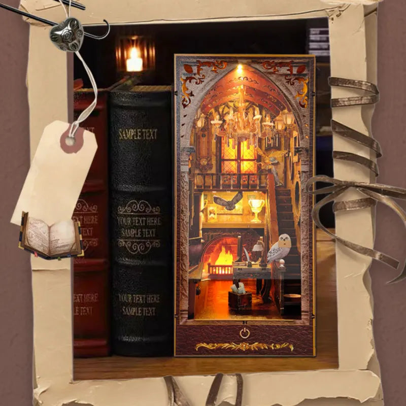 Book Nook - Harry Potter, un kit créatif pour construire un diorama miniature. Parfait pour décorer une bibliothèque ou comme cadeau original pour un amoureux des livres. Par Nookette.