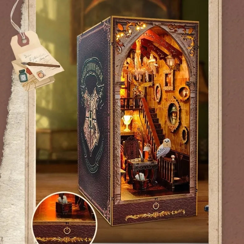 Book Nook - Harry Potter, un kit créatif pour construire un diorama miniature. Parfait pour décorer une bibliothèque ou comme cadeau original pour un amoureux des livres. Par Nookette.
