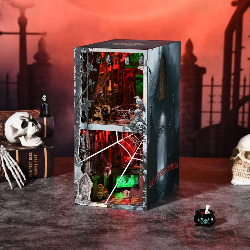 Book Nook - Haunted Mansion, un kit créatif pour construire un diorama miniature. Parfait pour décorer une bibliothèque ou comme cadeau original pour un amoureux des livres. Par Nookette.