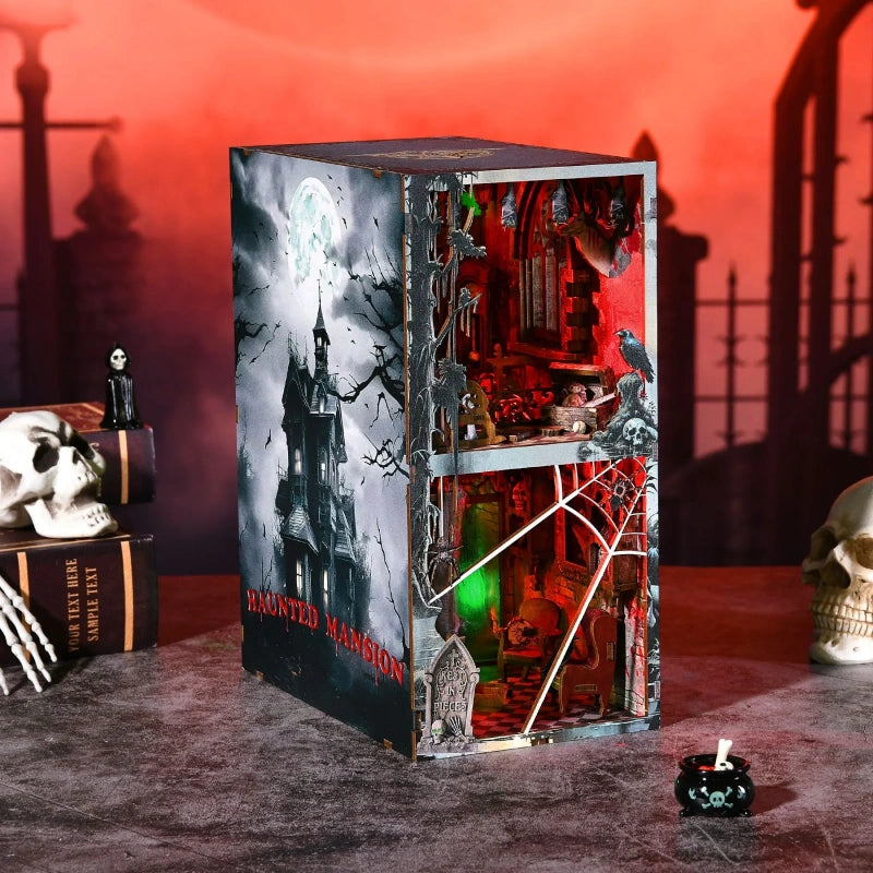Book Nook - Haunted Mansion, un kit créatif pour construire un diorama miniature. Parfait pour décorer une bibliothèque ou comme cadeau original pour un amoureux des livres. Par Nookette.