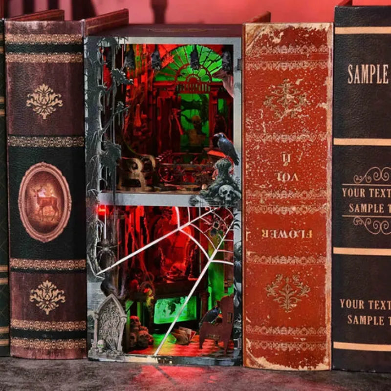 Book Nook - Haunted Mansion, un kit créatif pour construire un diorama miniature. Parfait pour décorer une bibliothèque ou comme cadeau original pour un amoureux des livres. Par Nookette.