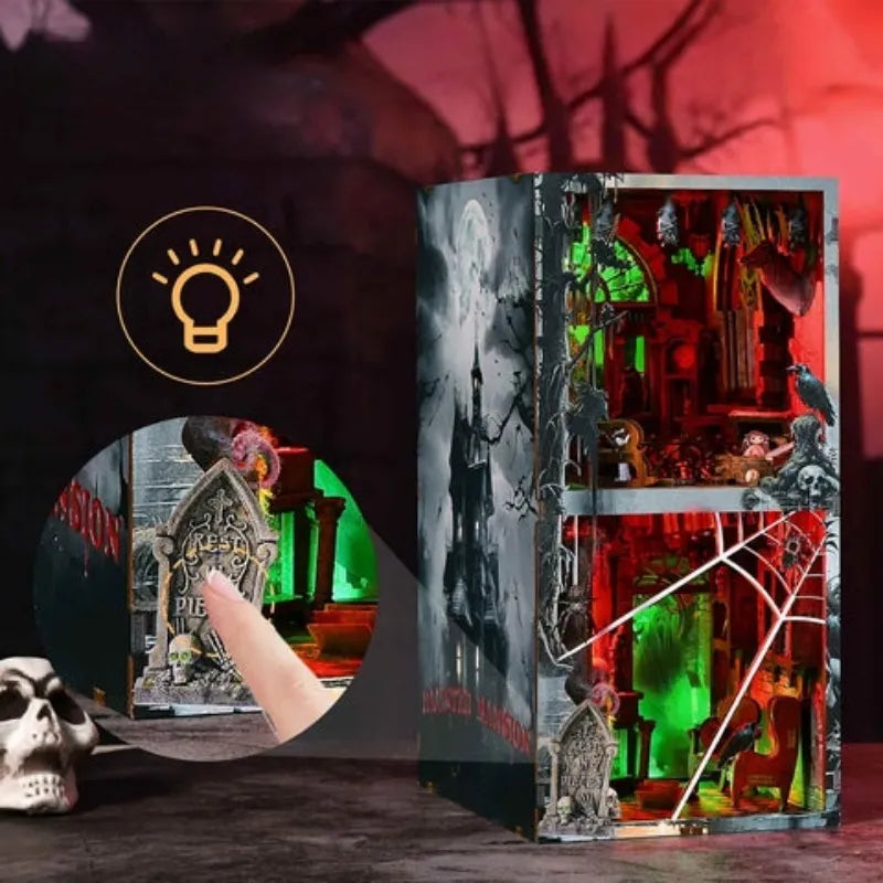 Book Nook - Haunted Mansion, un kit créatif pour construire un diorama miniature. Parfait pour décorer une bibliothèque ou comme cadeau original pour un amoureux des livres. Par Nookette.