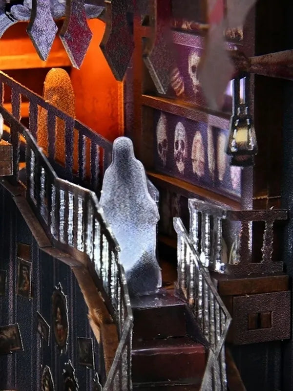 Fantôme translucide et escalier sombre