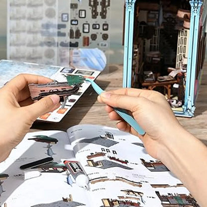 Book Nook - Hemingway House, un kit créatif pour construire un diorama miniature. Parfait pour décorer une bibliothèque ou comme cadeau original pour un amoureux des livres. Par Nookette.