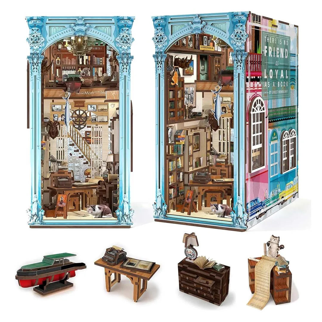 Book Nook - Hemingway House, un kit créatif pour construire un diorama miniature. Parfait pour décorer une bibliothèque ou comme cadeau original pour un amoureux des livres. Par Nookette.