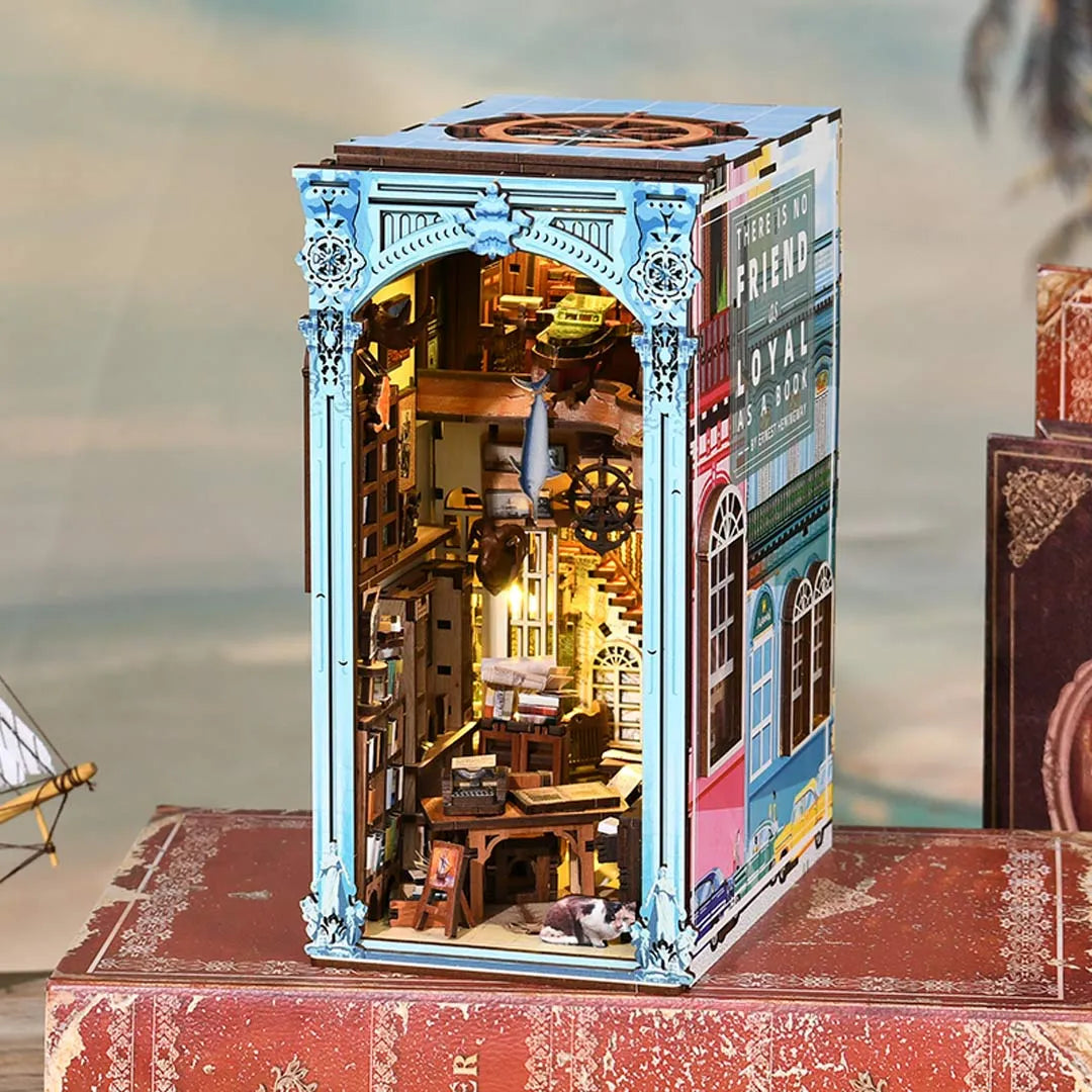 Book Nook - Hemingway House, un kit créatif pour construire un diorama miniature. Parfait pour décorer une bibliothèque ou comme cadeau original pour un amoureux des livres. Par Nookette.