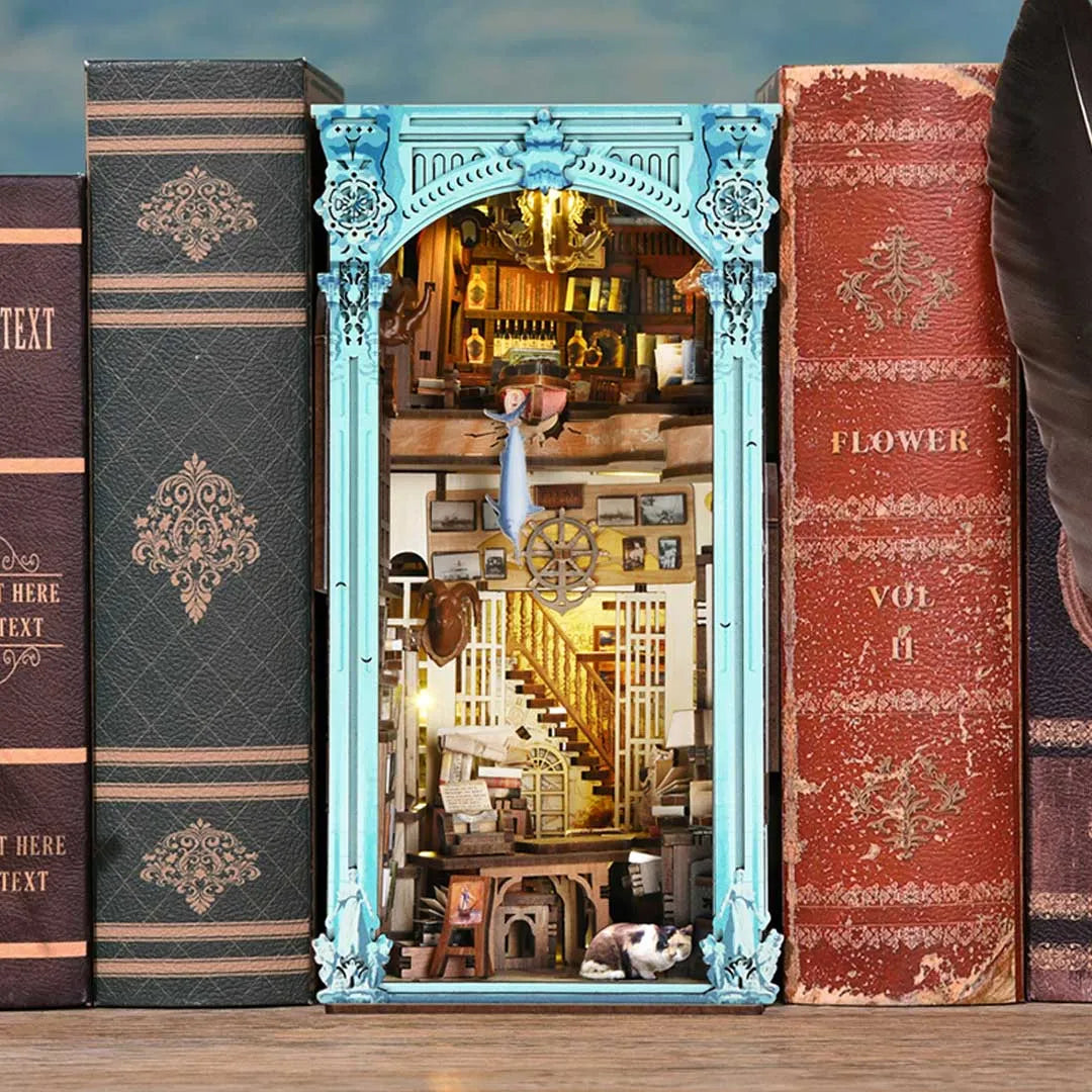 Book Nook - Hemingway House, un kit créatif pour construire un diorama miniature. Parfait pour décorer une bibliothèque ou comme cadeau original pour un amoureux des livres. Par Nookette.