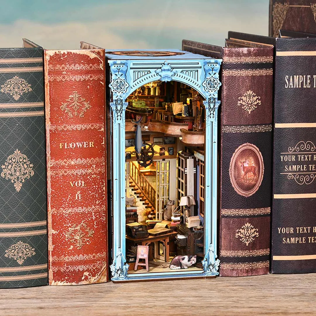 Book Nook - Hemingway House, un kit créatif pour construire un diorama miniature. Parfait pour décorer une bibliothèque ou comme cadeau original pour un amoureux des livres. Par Nookette.