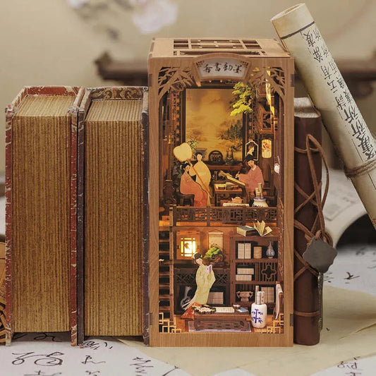 Book Nook | Ink Rhyme Bookstore, un kit créatif pour construire un diorama miniature. Parfait pour décorer une bibliothèque ou comme cadeau original pour un amoureux des livres. Par Nookette.