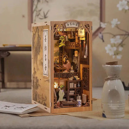 Book Nook | Ink Rhyme Bookstore, un kit créatif pour construire un diorama miniature. Parfait pour décorer une bibliothèque ou comme cadeau original pour un amoureux des livres. Par Nookette.