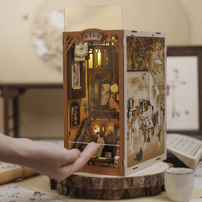 Book Nook | Ink Rhyme Bookstore, un kit créatif pour construire un diorama miniature. Parfait pour décorer une bibliothèque ou comme cadeau original pour un amoureux des livres. Par Nookette.